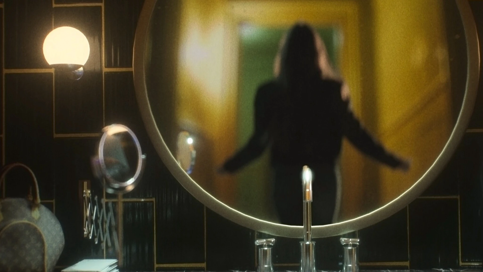 Angi: Cuộc sống giả, tội ác thật