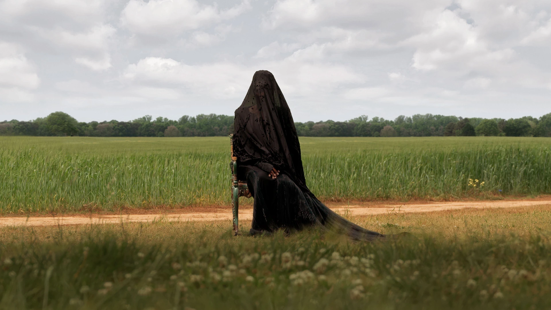 Người Đàn Bà Ngoài Sân