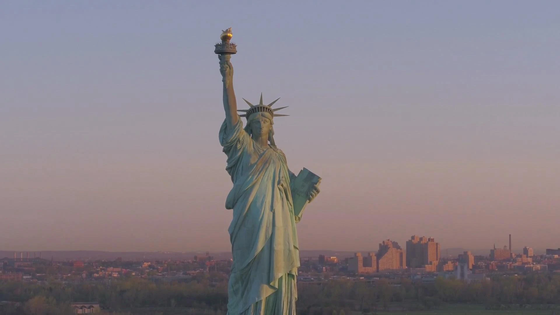 Nữ Thần Tự Do: Mẹ Của Những Người Tha Hương